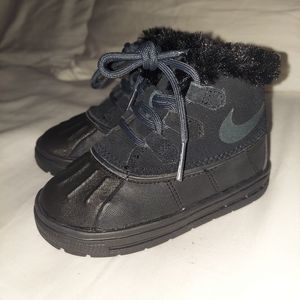 Nike woodside girl boots